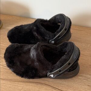 CROCS Black Fuzzy Slippers